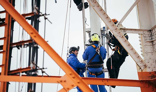 Mutig: B·A·D-Redakteur Christian Gies bei einer Rettungsübung an einem Funkmast in 20 bis 30 Metern Höhe