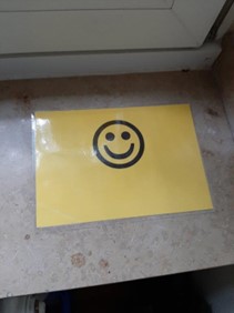 Smiley auf gelben Blatt Papier